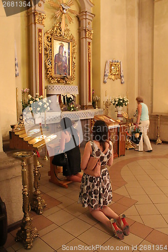 Image of people praying in the hall of Catholic church