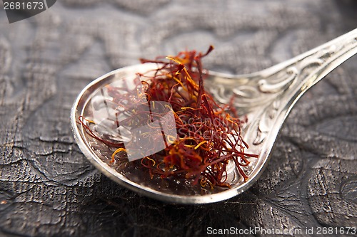 Image of stigmas of saffron in spoon