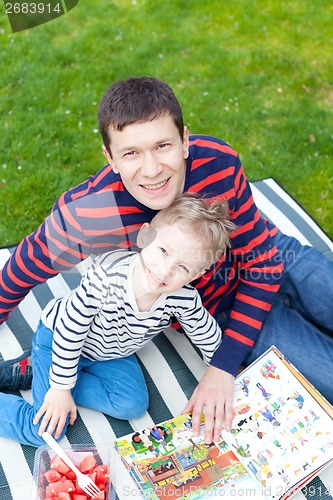 Image of family picnic