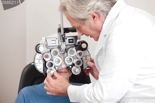 Image of Optometrist doing Sight Testing