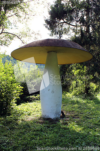 Image of metallic construction in shape of mushroom