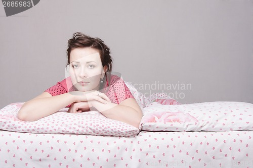 Image of young girl is sad one in bed