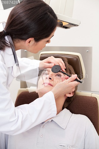 Image of Optometrist doing Sight Testing