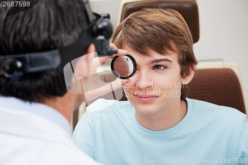 Image of Optometrist performing Dilated Retinal Exam