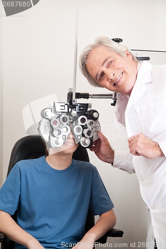 Image of Optometrist doing Sight Testing
