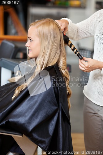 Image of Woman At Parlor Making Her Hair Curly