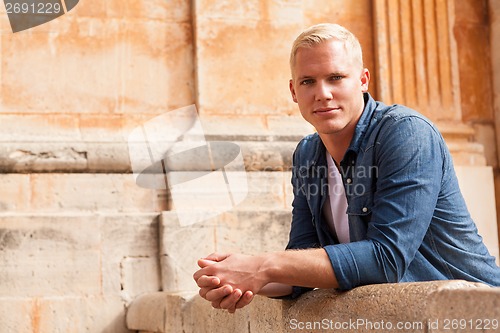 Image of junger erwachsener mann mit blonden haaren im sommer 