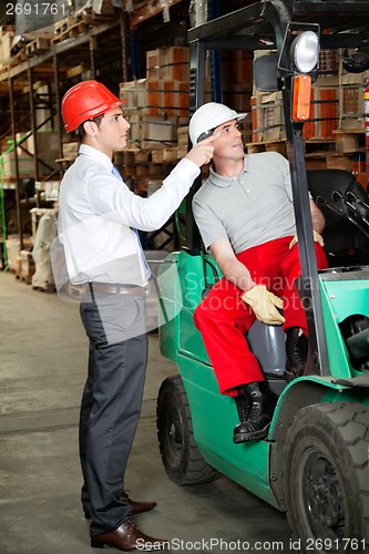 Image of Supervisor Instructing Forklift Driver