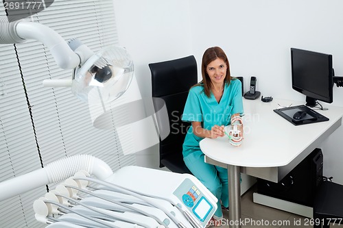 Image of Female Dentist Explains How To Brush Teeth