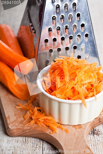 Image of metal grater and carrot