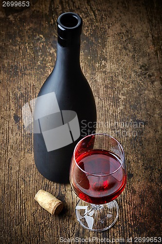 Image of red wine and black bottle