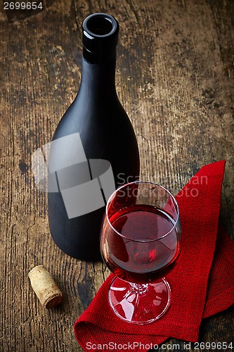 Image of red wine and black bottle