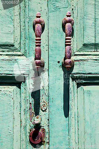 Image of canarias knocker in a green closed 