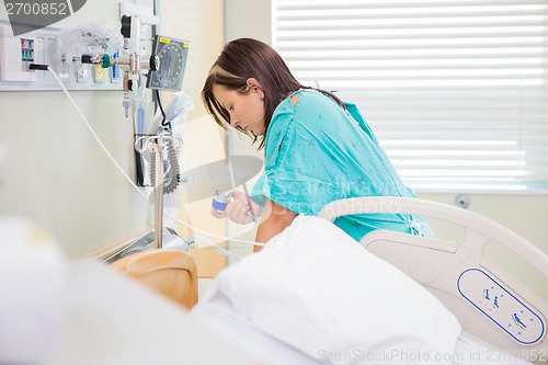 Image of Birthing Mother Undergoing Contraction