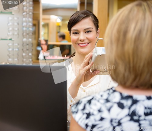 Image of Optometrist Measuring Pupilary Distance