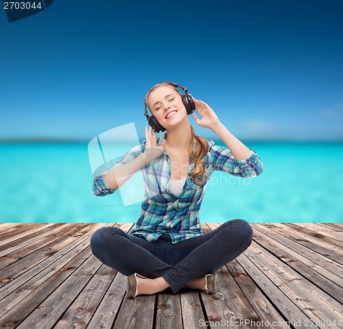 Image of young woman listeting to music with headphones