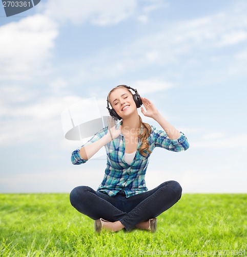 Image of young woman listeting to music with headphones