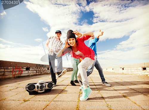 Image of group of teenagers dancing