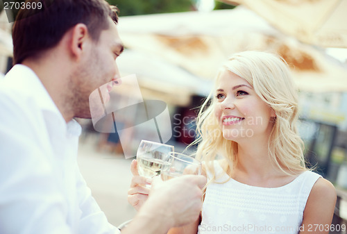 Image of couple drinking wine in cafe