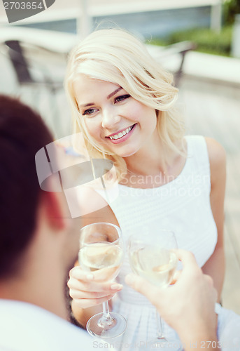 Image of couple drinking wine in cafe