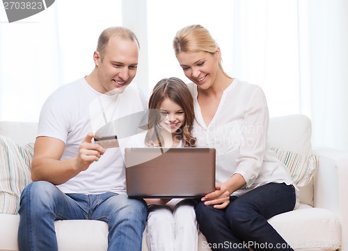 Image of parents and girl with laptop and credit card