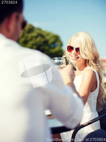 Image of couple drinking wine in cafe