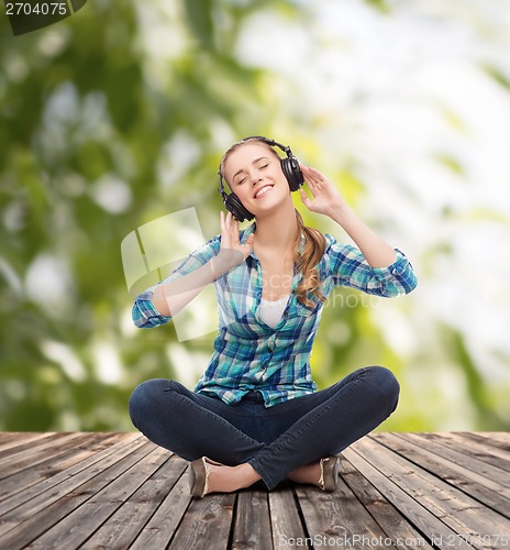 Image of young woman listeting to music with headphones
