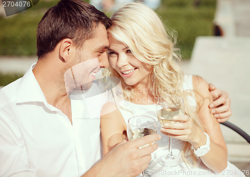 Image of couple drinking wine in cafe