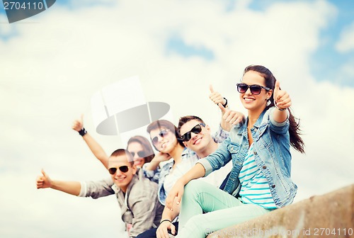 Image of teenagers showing thumbs up