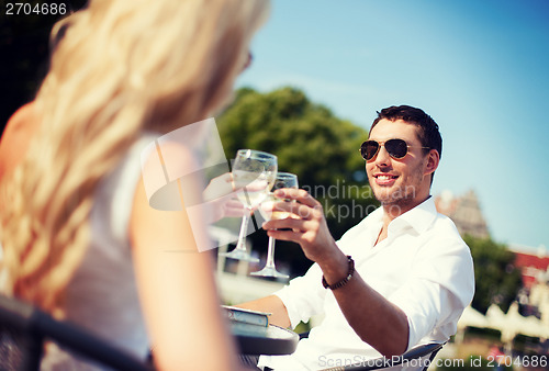 Image of couple drinking wine in cafe