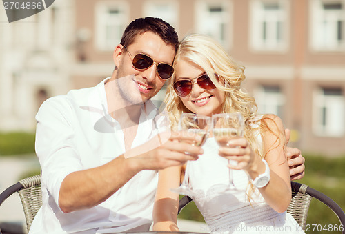 Image of couple drinking wine in cafe