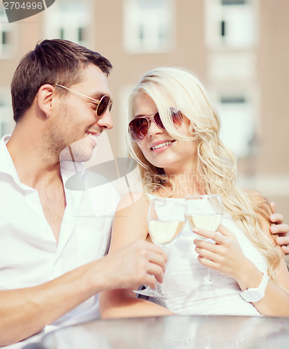 Image of couple drinking wine in cafe