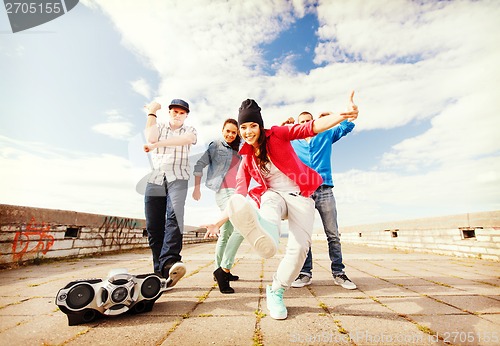 Image of group of teenagers dancing