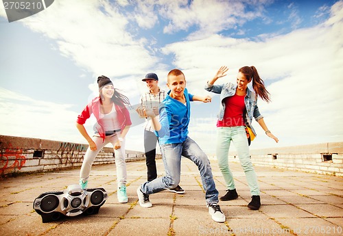 Image of group of teenagers dancing