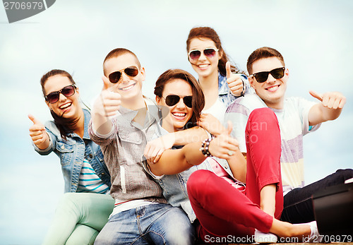 Image of teenagers showing thumbs up