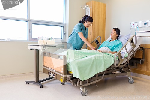 Image of Nurse Starting IV on Patient
