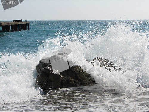 Image of cold sea waves crashing against the coast stone