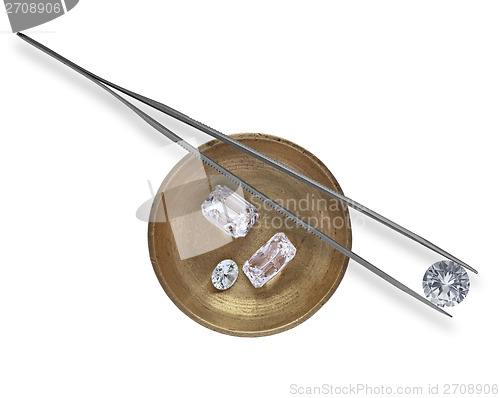 Image of diamonds in a working tray and tweezers