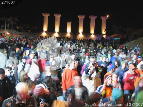 Image of some thousand dancing people at night open-air