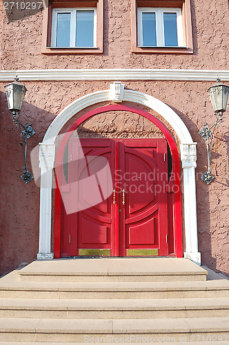 Image of clamshell red arched door
