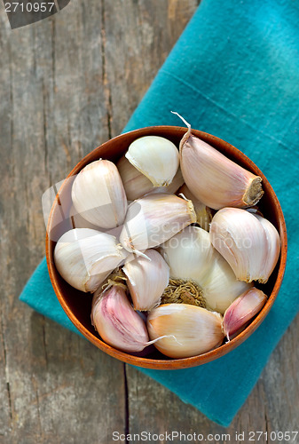 Image of garlic in a wooden bowl