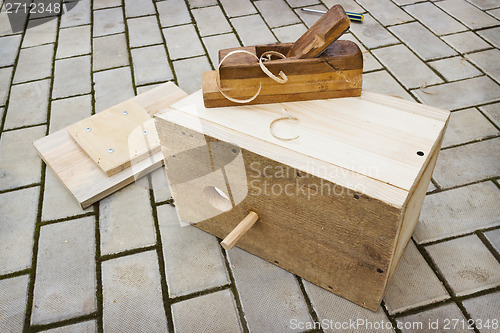 Image of To make a birdhouse manually