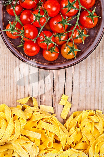 Image of uncooked pasta and fresh tomatoes 