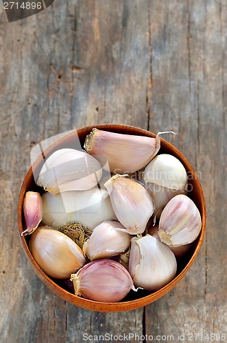 Image of cloves and bulbs of garlic