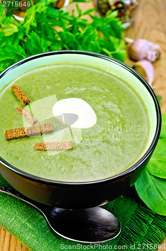 Image of Puree from spinach with garlic and croutons on board