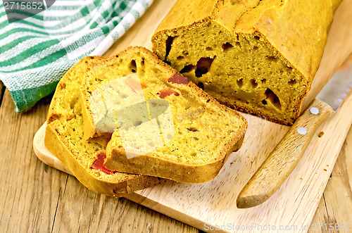 Image of Fruitcake pumpkin with candied fruit and knife