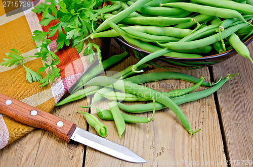 Image of Beans green on board with knife and napkin