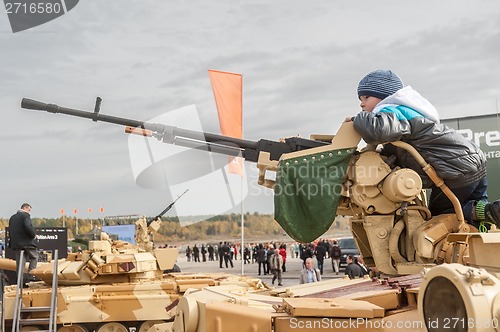 Image of Boy gets acquainted with machine gun