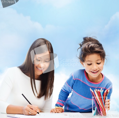 Image of mother and daughter drawing