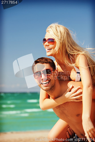 Image of happy couple in sunglasses on the beach